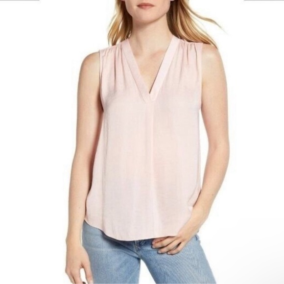 NWT Vince Camuto Pleated V Neck 
Blouse In Pale Dehlia - Picture 2 of 5